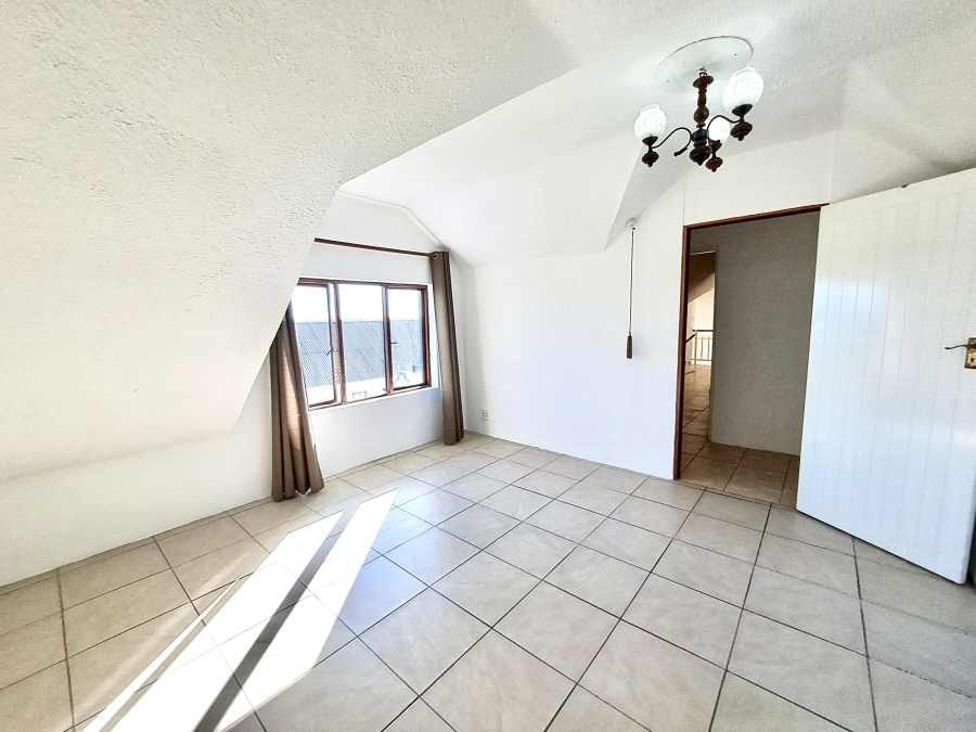 To Let 5 Bedroom Property for Rent in Grotto Bay Western Cape